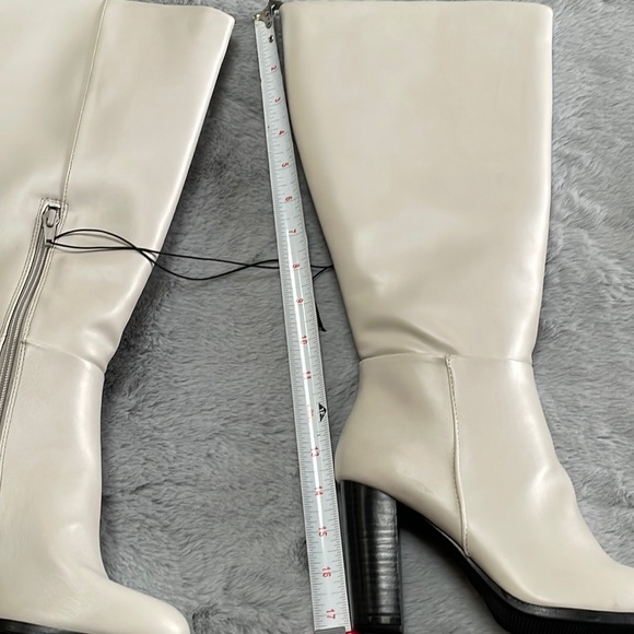 New in box Women’s boots - Picture 4 of 5